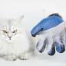 Силиконовая перчатка для вычесывания шерсти синяя на правую руку