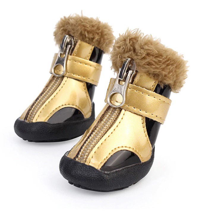 Зимняя обувь для собак в золотом исполнении